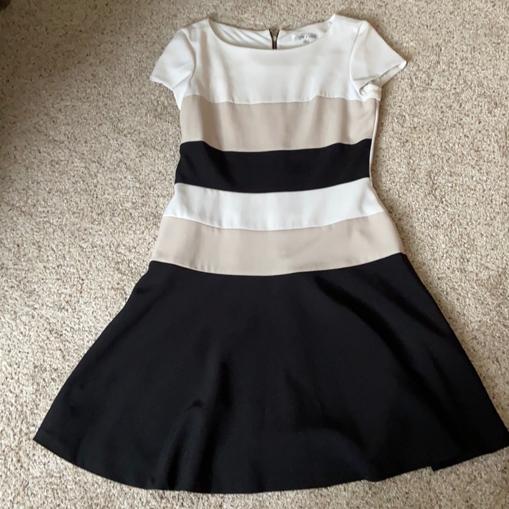 So slimming Sandra Darren dress